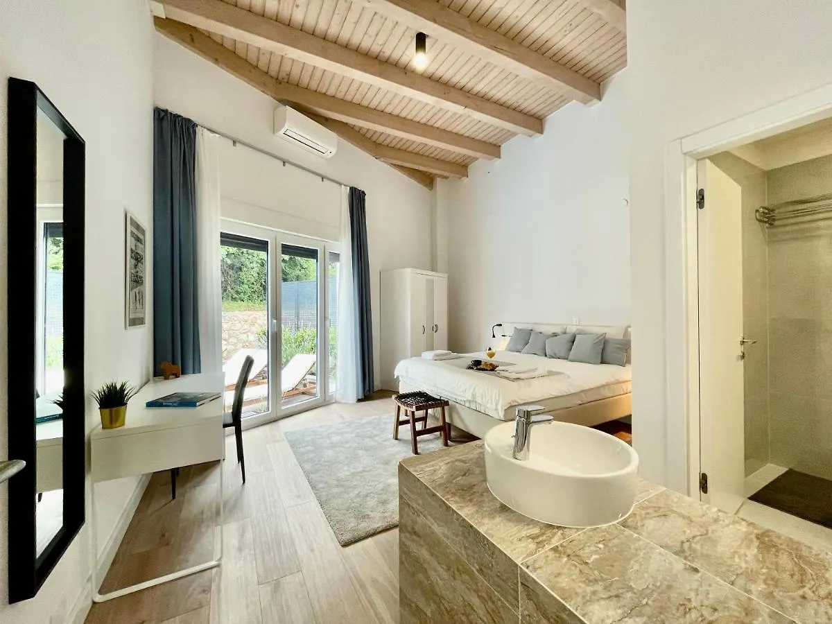 Villa Loqua, Weekly Seaview Retreat